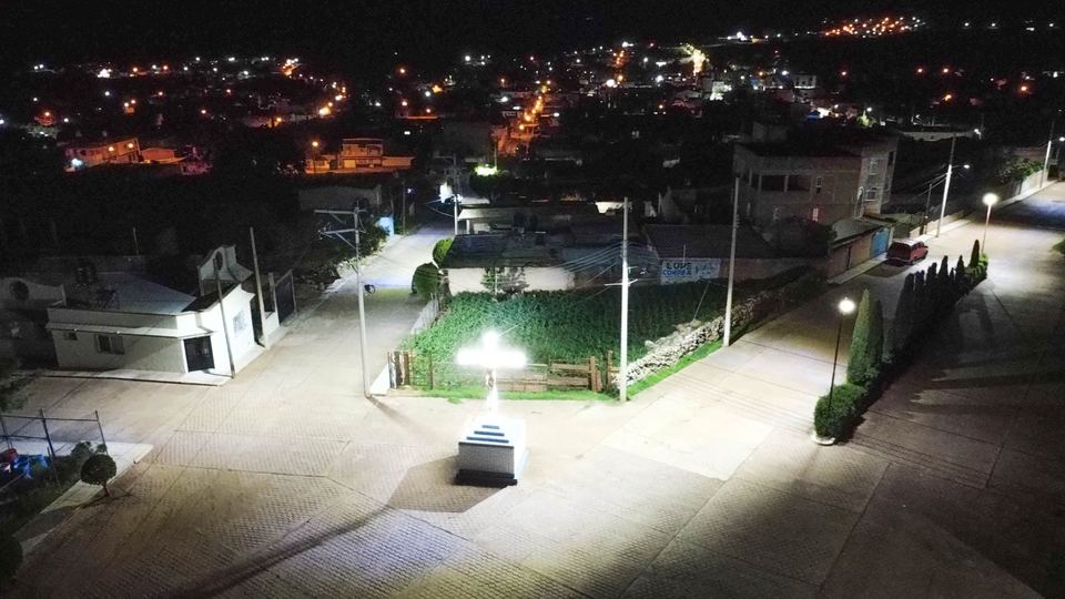 Plazoleta iluminada por la noche