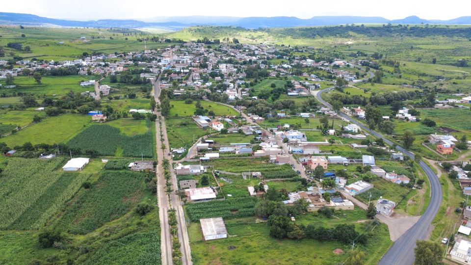 La cabecera municipal rodeada de campos de cultivo
