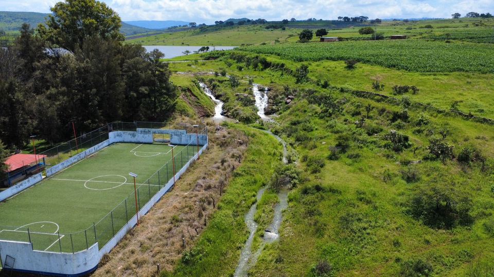Cancha de fútbol junto al arroyo
