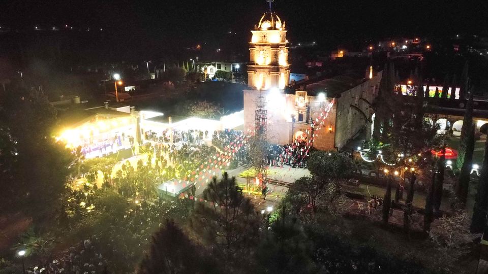 Templo iluminado durante una noche de fiesta