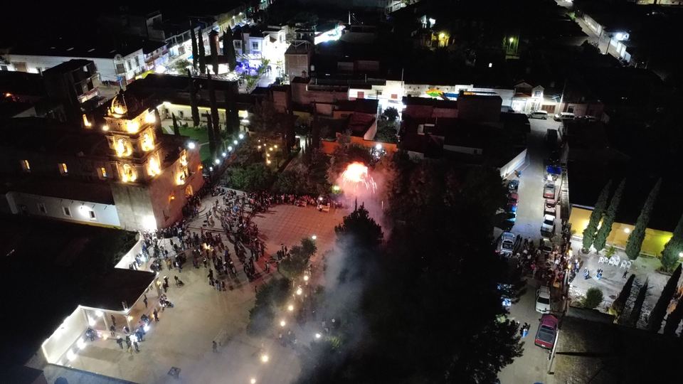 Celebración nocturna frente al templo