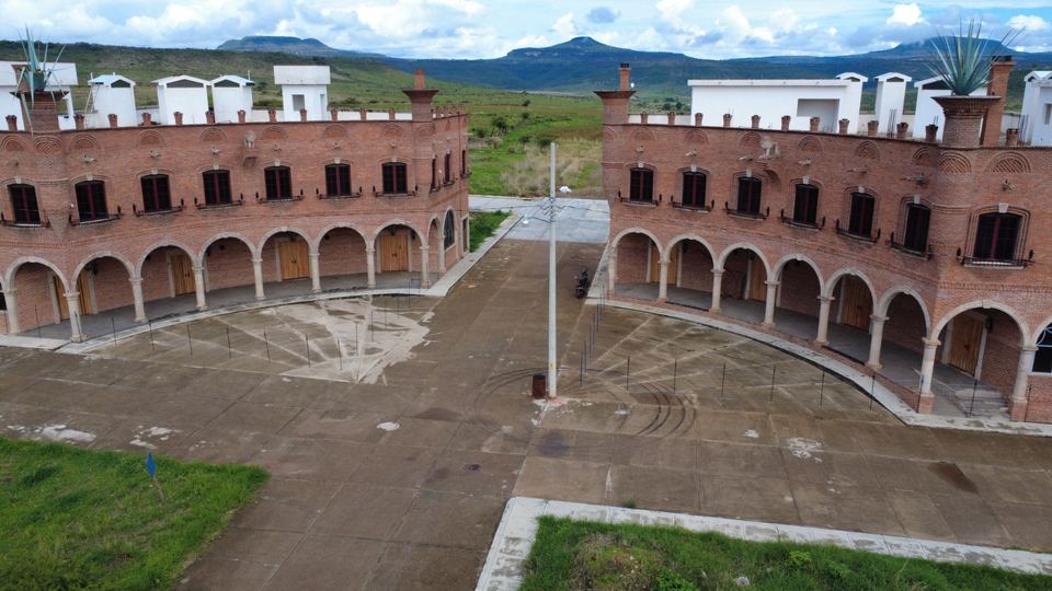 Edificio de portales con arquería de cantera