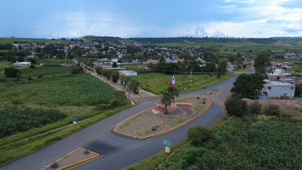 Glorieta con la bandera a la entrada de la cabecera